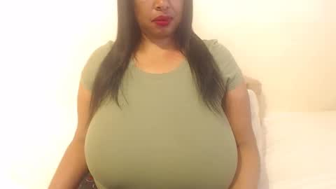 Snapshot of boobyqueen24 chatting on 21, 10, 2025 boobyqueen online show from 21, 10, 2025