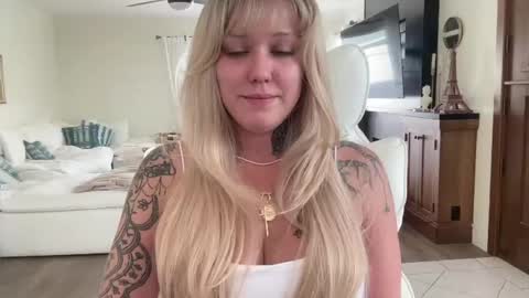 Snapshot of boobznbeer chatting on 17, 5, 2026 Miley online show from 17, 5, 2026