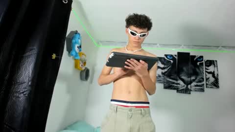 Snapshot of boys4hot_777 chatting on 8, 3, 2025 boys4hot_777 online show from 8, 3, 2025