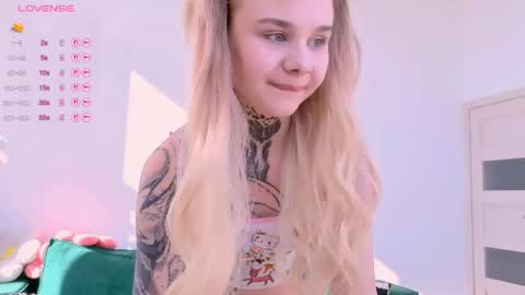 Snapshot of britney_lynch chatting on 23, 5, 2026 Britney online show from 23, 5, 2026