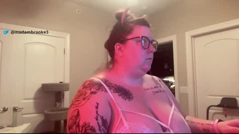 Snapshot of brookenicole3 chatting on 23, 10, 2025 Madam Brooke online show from 23, 10, 2025