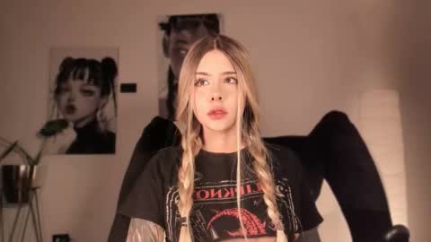 Nat  Independent model  Please help me to reach 200 thumbs up online show from 24, 2, 2026