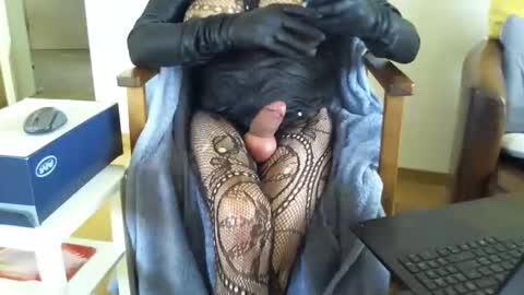 Snapshot of buzzi2 chatting on 18, 12, 2025 sophie online show from 18, 12, 2025