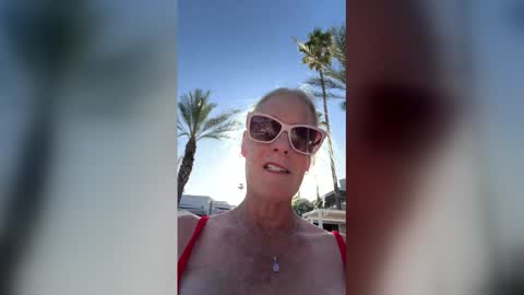 Snapshot of bwoodsbabe chatting on 21, 4, 2026 Bee and John online show from 21, 4, 2026