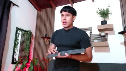 Snapshot of calvin913 chatting on 17, 11, 2025 calvin913 online show from 17, 11, 2025