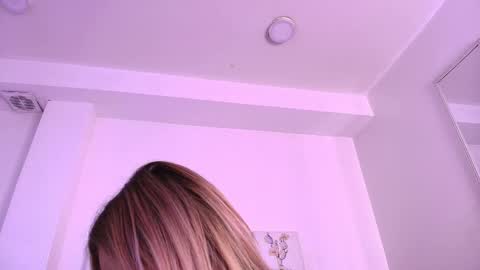 Snapshot of camiilaglow chatting on 27, 10, 2025 CamiilaGlow online show from 27, 10, 2025