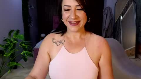 Snapshot of camil_milfdream chatting on 18, 6, 2026 Camil online show from 18, 6, 2026