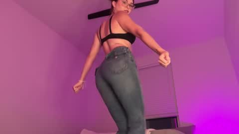 Snapshot of camilaaaxxx chatting on 8, 10, 2025 Camila online show from 8, 10, 2025