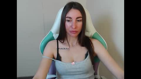 Snapshot of cammila_horn chatting on 24, 4, 2026 cammila horn online show from 24, 4, 2026