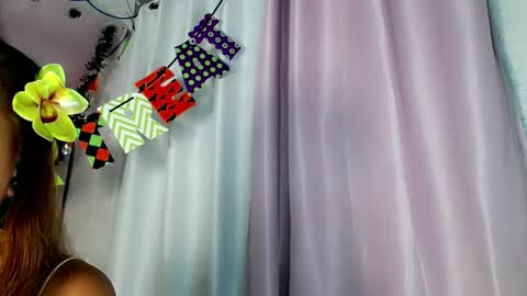 Snapshot of candylovergirl chatting on 28, 10, 2025 leahlex 3 online show from 28, 10, 2025