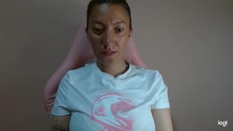 Snapshot of candymilfff chatting on 28, 3, 2026 candymilfff online show from 28, 3, 2026