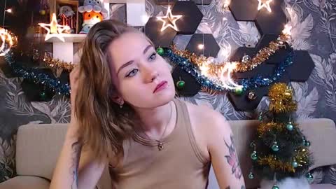 Snapshot of candyyyyrio chatting on 18, 12, 2024 Mia online show from 18, 12, 2024