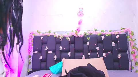 Aura  online show from 17, 9, 2025