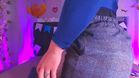 Aura  online show from 24, 9, 2025