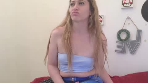 Snapshot of caroline_hernandes chatting on 27, 4, 2026 Carolina online show from 27, 4, 2026