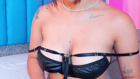 Snapshot of carolineegarcia chatting on 28, 2, 2025 CarolineeGarcia online show from 28, 2, 2025