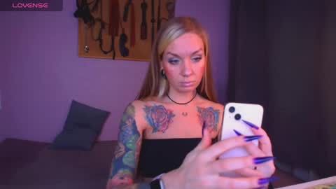 Snapshot of carrie_moonshine chatting on 15, 4, 2026 Carrie online show from 15, 4, 2026