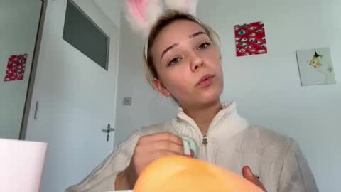 Snapshot of cassijent chatting on 6, 3, 2026 Olivia online show from 6, 3, 2026