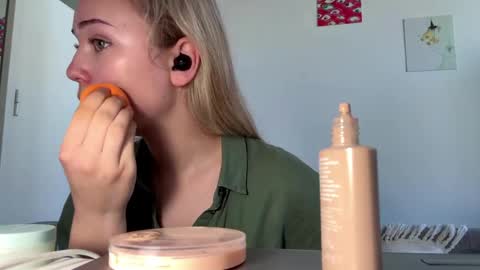 Snapshot of cassijent chatting on 8, 4, 2026 Olivia online show from 8, 4, 2026