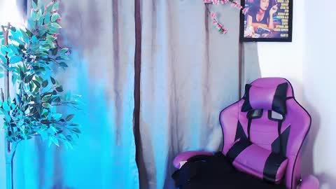 Snapshot of cati_petite chatting on 14, 4, 2026 Cati help me reach my goal of 100 thumbs up again 3 online show from 14, 4, 2026