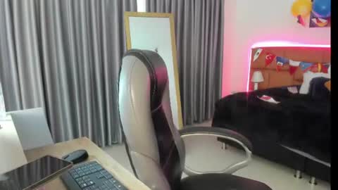 catti_brie_ online show from 14, 7, 2026