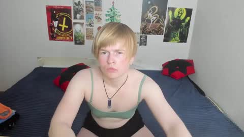 Snapshot of cattie_w_ chatting on 22, 4, 2026 cattie_w_ online show from 22, 4, 2026