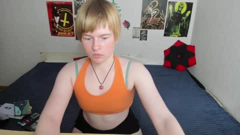 Snapshot of cattie_w_ chatting on 24, 4, 2026 cattie_w_ online show from 24, 4, 2026