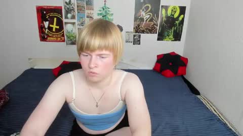 Snapshot of cattie_w_ chatting on 19, 5, 2026 cattie_w_ online show from 19, 5, 2026