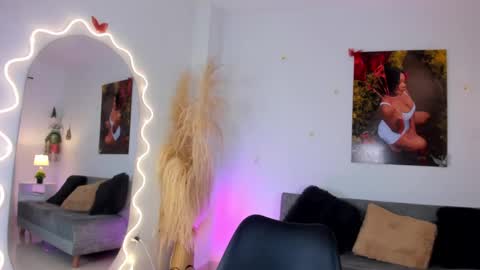 Snapshot of chantall_smith chatting on 17, 11, 2025 online show from 17, 11, 2025