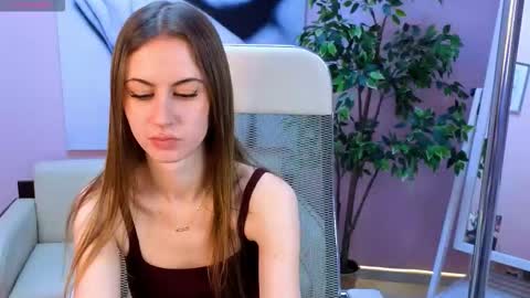 Snapshot of charllotteswan chatting on 29, 11, 2025 Help me reach 10 thumbs up online show from 29, 11, 2025