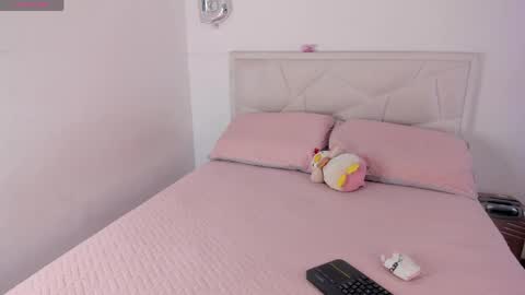 Snapshot of charlote_cowell_sub_ chatting on 6, 4, 2026 online show from 6, 4, 2026