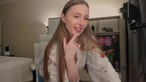 Snapshot of charlottawells chatting on 8, 3, 2025 CharlottaWells online show from 8, 3, 2025