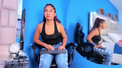 Snapshot of charlotte_mia17 chatting on 18, 11, 2025 charlotte_mia17 online show from 18, 11, 2025