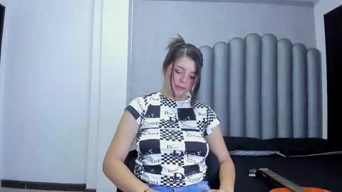 Snapshot of charlottee_starr chatting on 4, 11, 2025 charlottee_starr online show from 4, 11, 2025