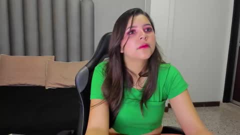 Snapshot of charlottee_starr chatting on 2, 12, 2025 charlottee_starr online show from 2, 12, 2025