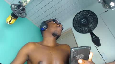 Snapshot of charly_vergonti_ chatting on 16, 12, 2024 charly_vergonti_ online show from 16, 12, 2024