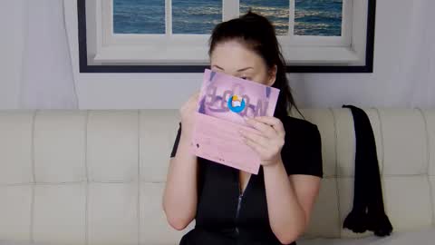 charming_lolla online show from 31, 10, 2025