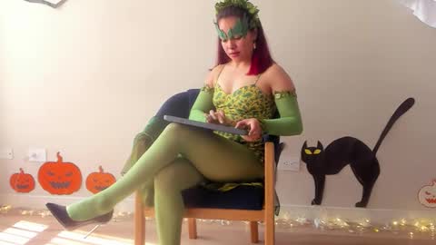 Snapshot of cheek_chic12 chatting on 27, 10, 2025 Regina Phalange online show from 27, 10, 2025