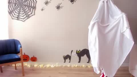 Snapshot of cheek_chic12 chatting on 29, 10, 2025 Regina Phalange online show from 29, 10, 2025