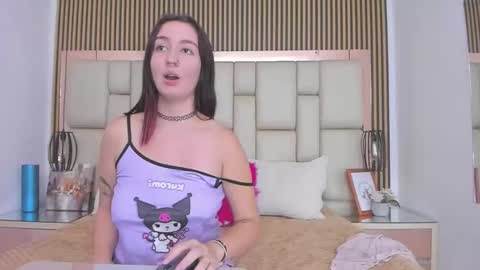 Snapshot of cherry_mew chatting on 9, 10, 2025 Cherry Mew and jean online show from 9, 10, 2025