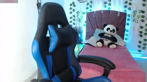 Snapshot of chloe_laurent03 chatting on 21, 10, 2025 CHLOE online show from 21, 10, 2025