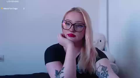 Snapshot of chloe_levine chatting on 12, 9, 2025 Chloe Levine online show from 12, 9, 2025