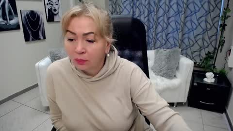 Snapshot of chloe_lo chatting on 31, 10, 2025 Chloe online show from 31, 10, 2025