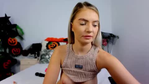 Snapshot of chloecheryy chatting on 26, 10, 2025 Chloe online show from 26, 10, 2025