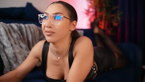 Snapshot of chloemin_ chatting on 2, 12, 2025 chloemin_ online show from 2, 12, 2025