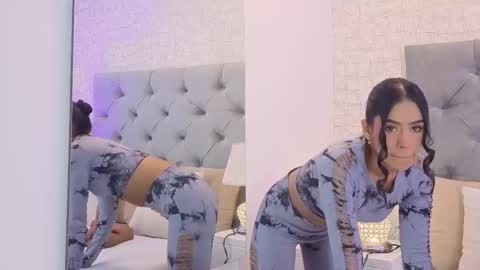 Snapshot of chloemoon10 chatting on 25, 3, 2026 C H L O E M O O N online show from 25, 3, 2026