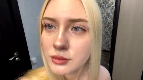 Snapshot of christeneweslow chatting on 23, 10, 2025 Aurora online show from 23, 10, 2025