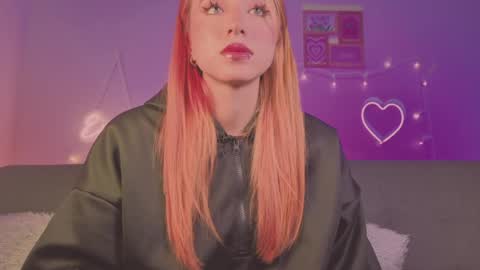 Snapshot of cinderella_lewis chatting on 5, 4, 2026 Sofi Eva and Mey online show from 5, 4, 2026