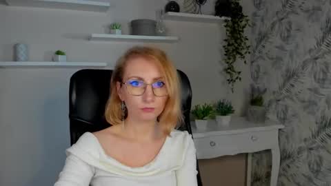 Snapshot of cinderellamoon chatting on 19, 2, 2026 Cinderella online show from 19, 2, 2026