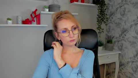 Snapshot of cinderellamoon chatting on 3, 3, 2026 Cinderella online show from 3, 3, 2026